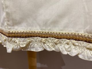 Blusa blanco roto de tirantes con volante