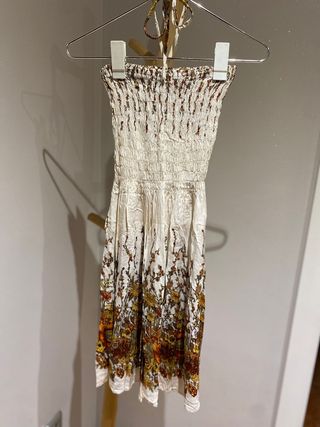 Vestido blanco con flores estilo hippy
