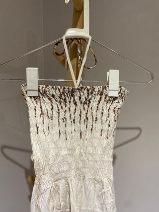 Vestido blanco con flores estilo hippy