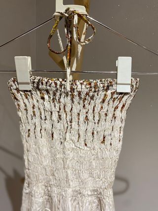 Vestido blanco con flores estilo hippy