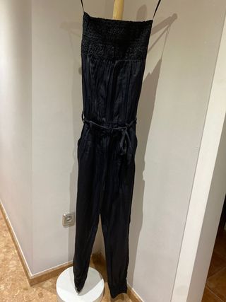 Mono de raso negro de Stradivarius