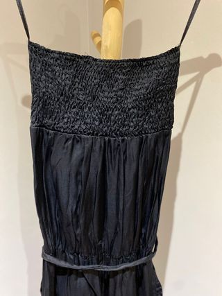 Mono de raso negro de Stradivarius