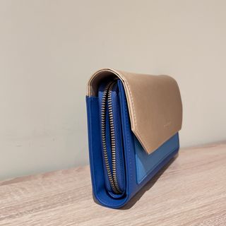 Bolso Roberto Verino estilo bandolera azul/dorado