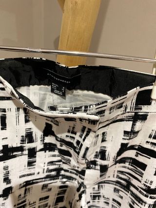 Pantalón estampado blanco y negro