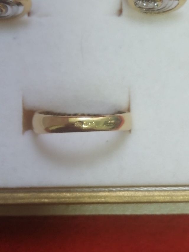 Anillo y pendientes de oro amarillo y blanco 18k