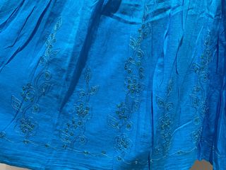 Falda larga de lino azul y con bordados