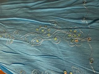 Falda larga de lino azul y con bordados