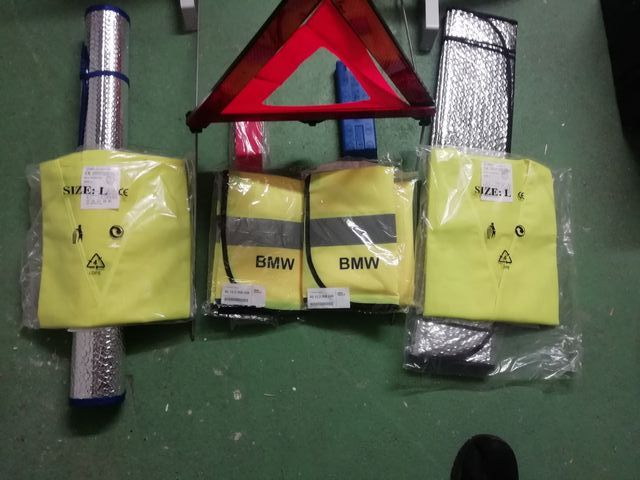 Triángulos señalización, chalecos y parasoles.