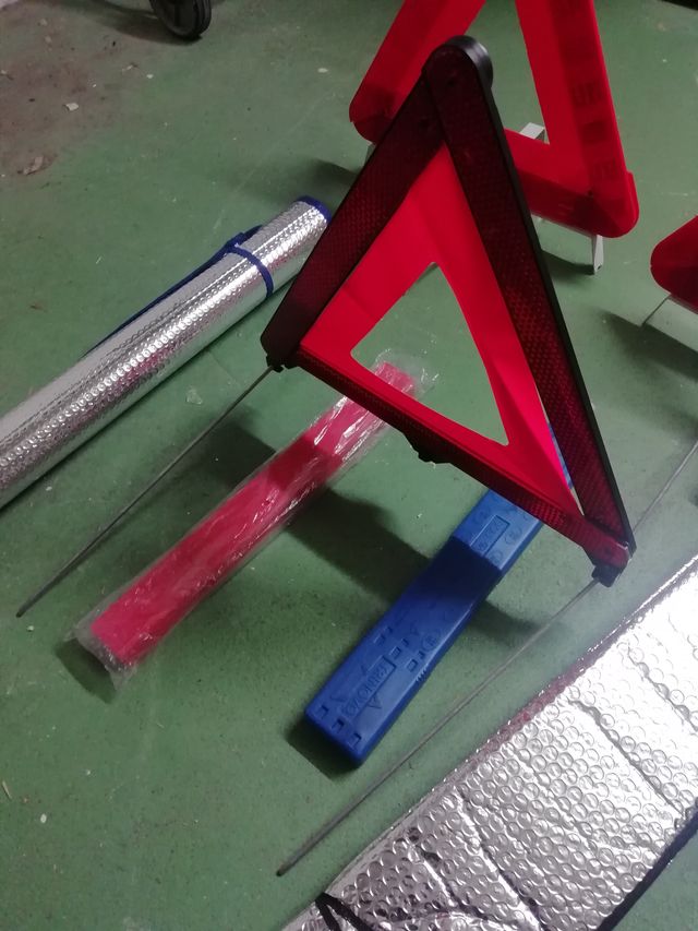 Triángulos señalización, chalecos y parasoles.