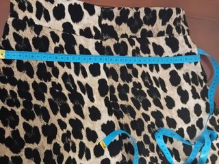 E069-Pantalón corto animal print negro y beige