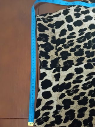 E069-Pantalón corto animal print negro y beige
