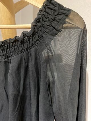 Blusa negra con mangas con transparencias