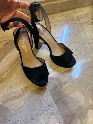 Sandalia negra tacon