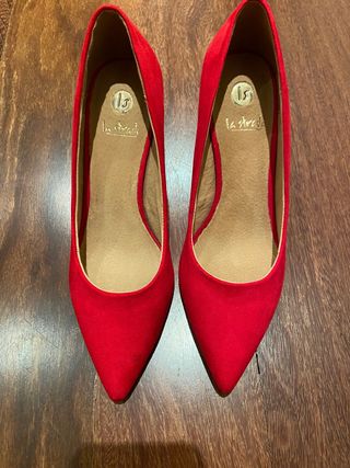 Zapato rojo de salón sin estrenar