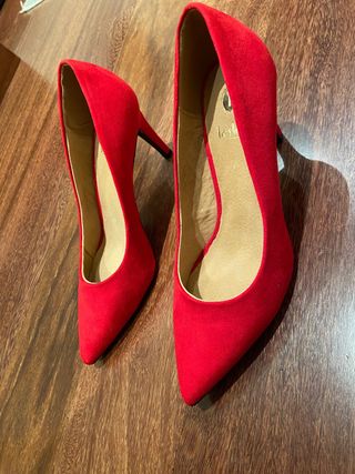 Zapato rojo de salón sin estrenar