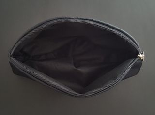 NECESER NEGRO LETRAS PLATEADAS DE MOSCHINO