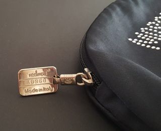 NECESER NEGRO LETRAS PLATEADAS DE MOSCHINO