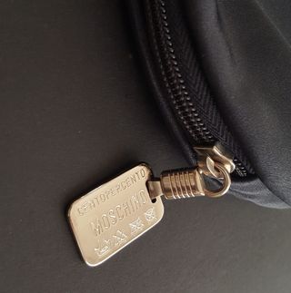 NECESER NEGRO LETRAS PLATEADAS DE MOSCHINO