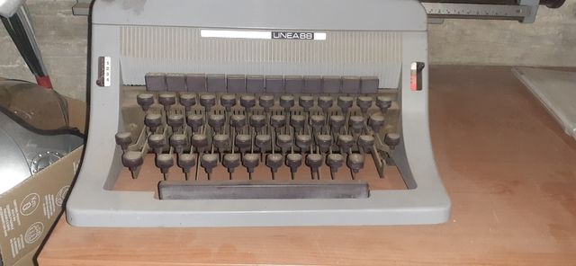 Macchina da scrivere vintage Olivetti 88