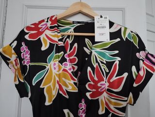 Mono de flores de fiesta