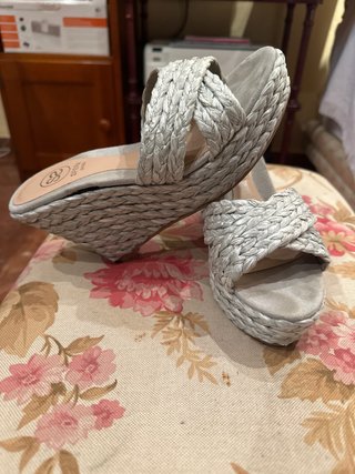 Sandalias de cuña grises tipo mule