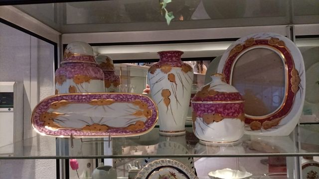 Conjunto de 5 peças em porcelana pintada à mão