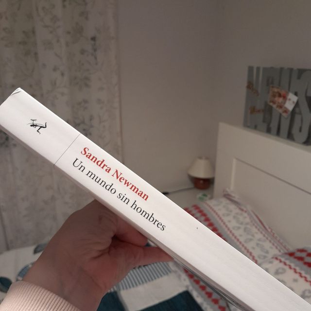 Un mund sin hombres - Libro