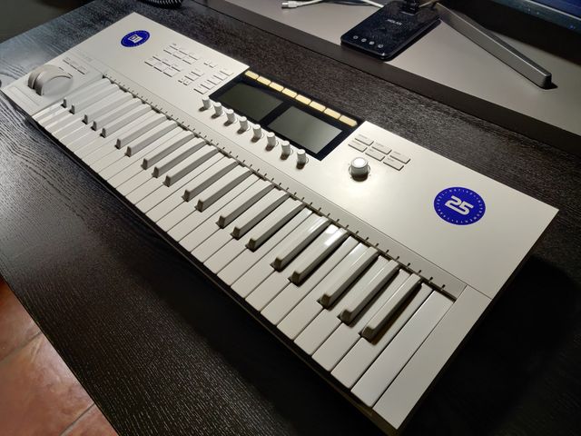 KOMPLETE KONTROL S49 MK2 VAPOR GRAY