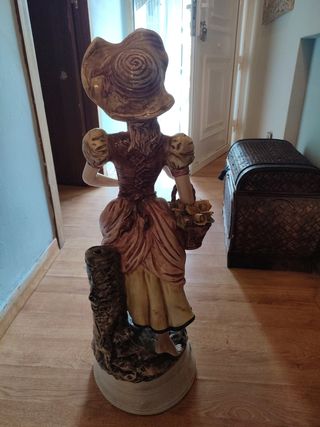 Preciosa figura dama antigua  grande