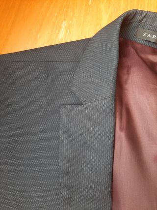 Traje Zara azul marino con pequeñas rayas blancas