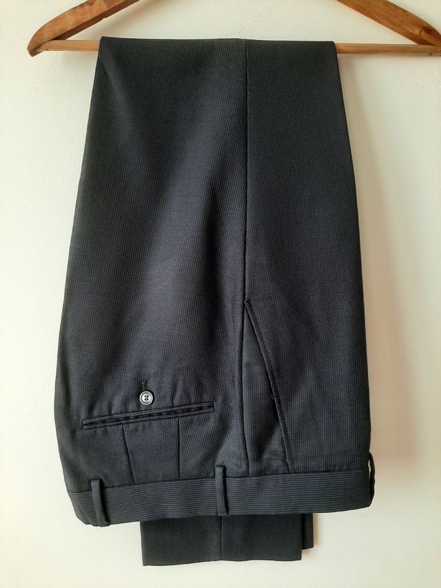 Traje Zara azul marino con pequeñas rayas blancas