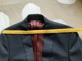 Traje Zara azul marino con pequeñas rayas blancas