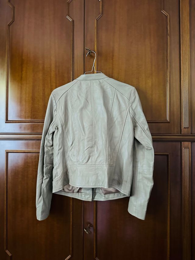 Giacca di pelle grigia stile motociclista