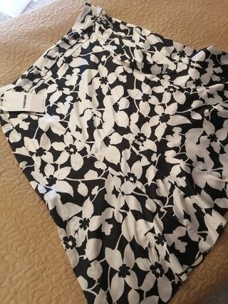 Falda floreada de raso