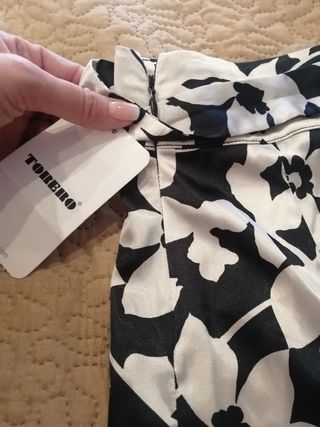 Falda floreada de raso