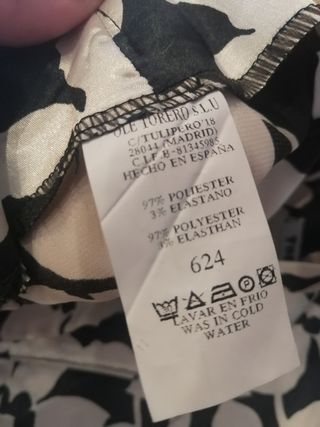 Falda floreada de raso