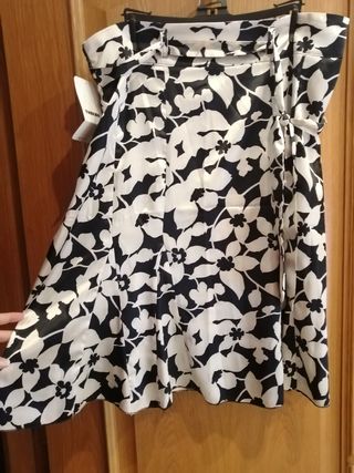 Falda floreada de raso