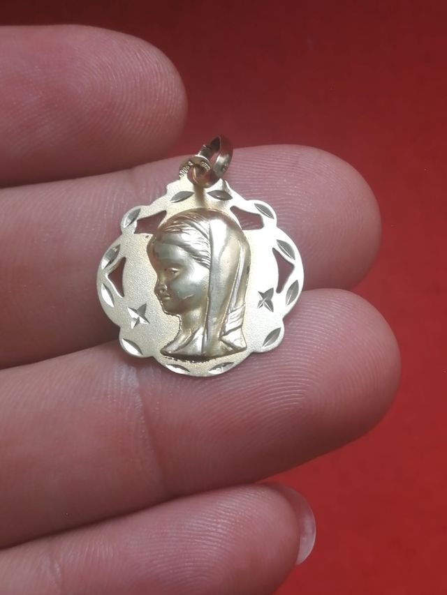 Medalla de oro 18 k / 750 imagen niña María