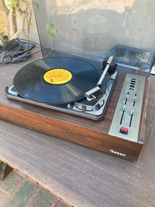 Tocadiscos con altavoces