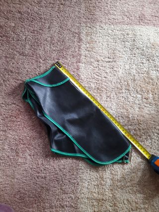 Abrigo perrito negro verde. Impermeable