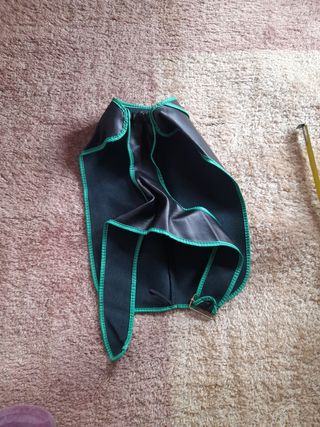 Abrigo perrito negro verde. Impermeable