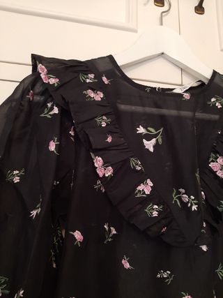 Blusa negra con bordados de Zara talla XS