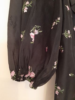 Blusa negra con bordados de Zara talla XS