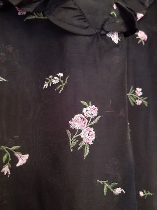 Blusa negra con bordados de Zara talla XS
