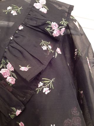 Blusa negra con bordados de Zara talla XS