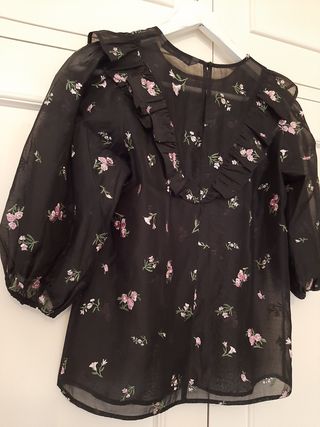 Blusa negra con bordados de Zara talla XS