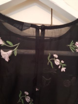 Blusa negra con bordados de Zara talla XS