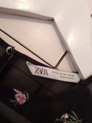 Blusa negra con bordados de Zara talla XS