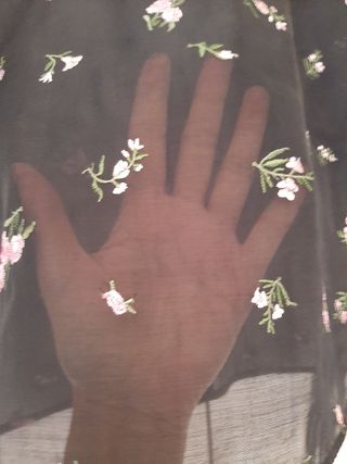 Blusa negra con bordados de Zara talla XS