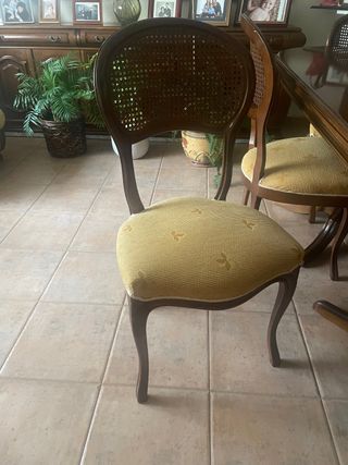 MESA DE COMEDOR Y SEIS SILLAS